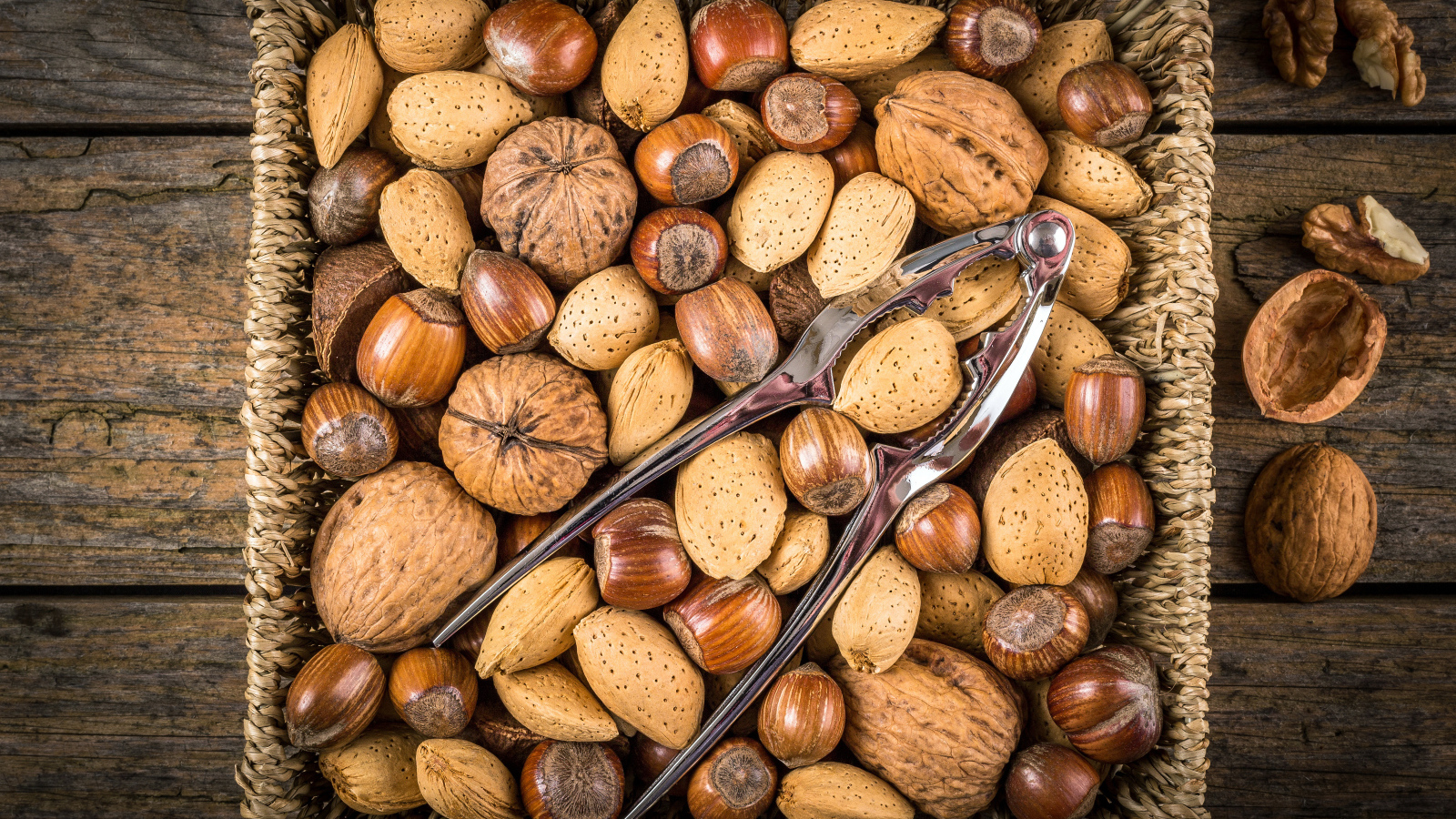 Корзина с разными орехами на столе