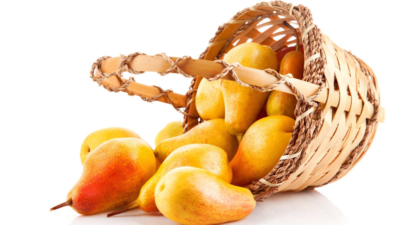 Красивые аппетитные желтые груши в корзине на белом фоне