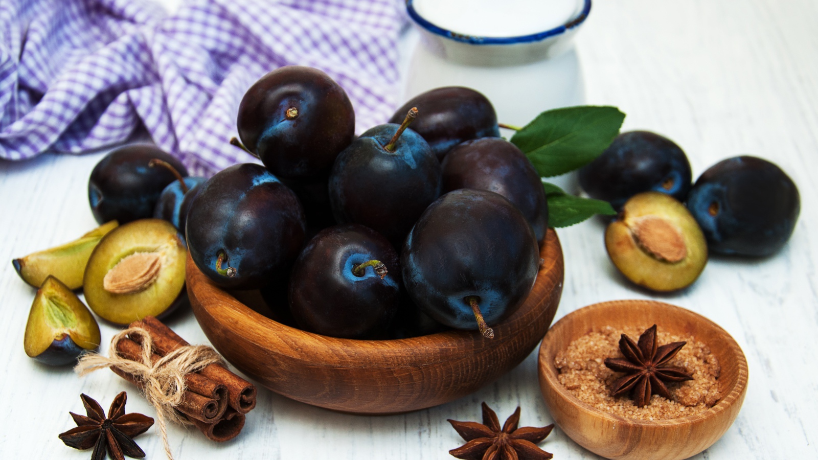 Синие сливы на столе с корицей и бадьяном