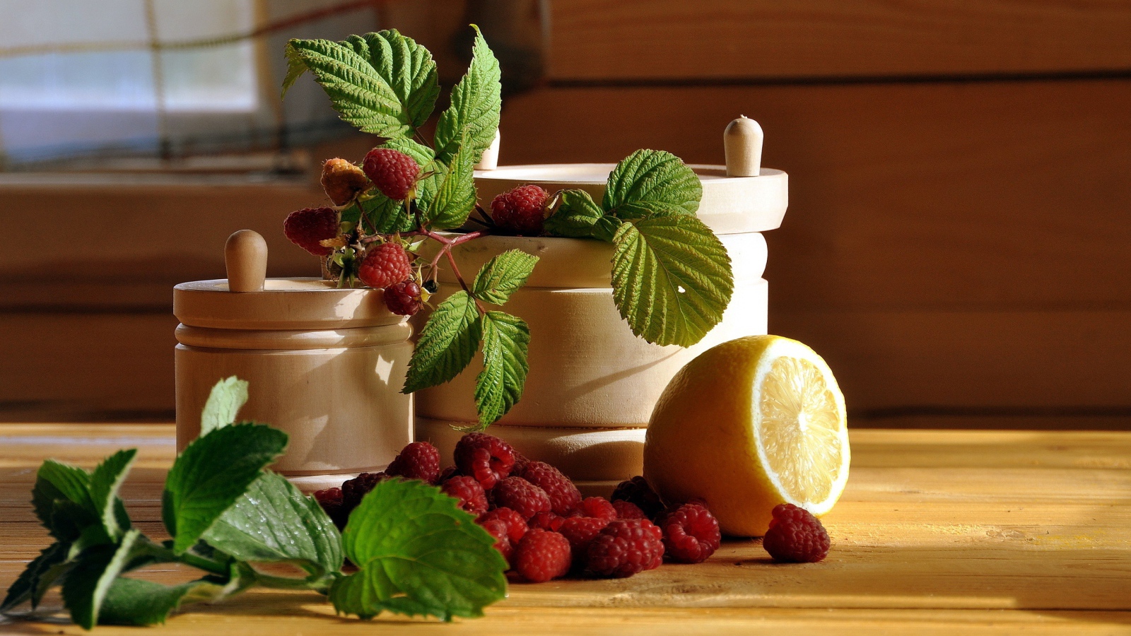 Посуда на столе с малиной и лимоном