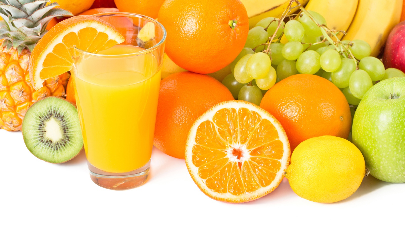Свежие сочные фрукты на белом фоне со стаканом сока