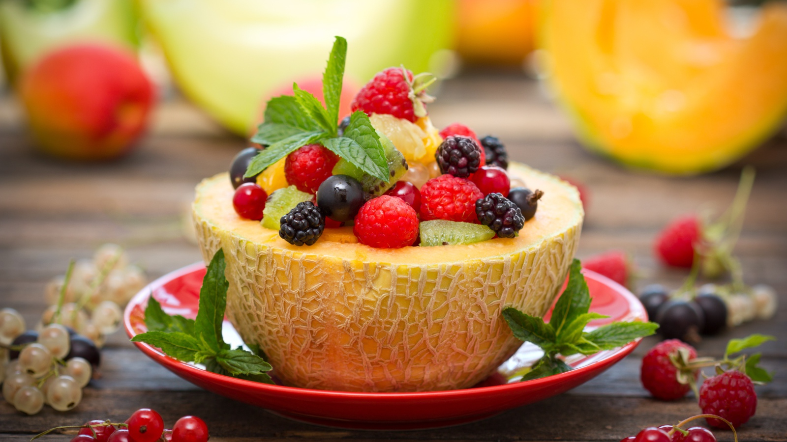 Фруктовый салат в дыне с мятой