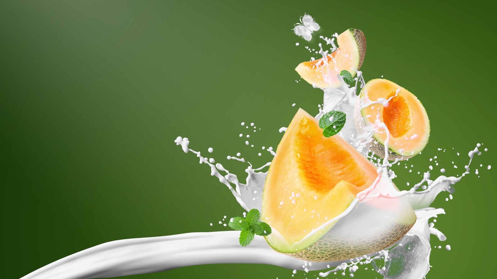 Куски дыни с молоком на зеленом фоне