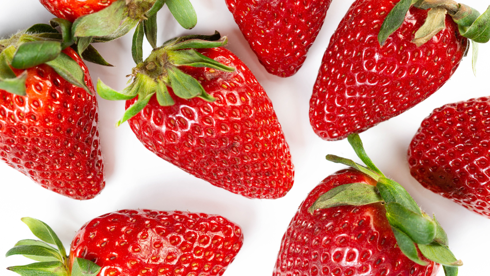 Красная клубника на белом фоне крупным планом