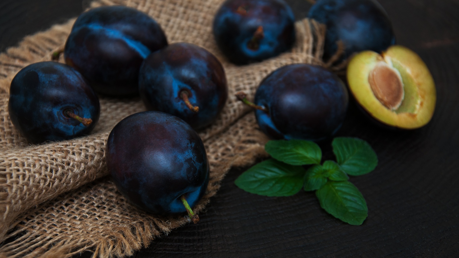 Спелые синие сливы на столе
