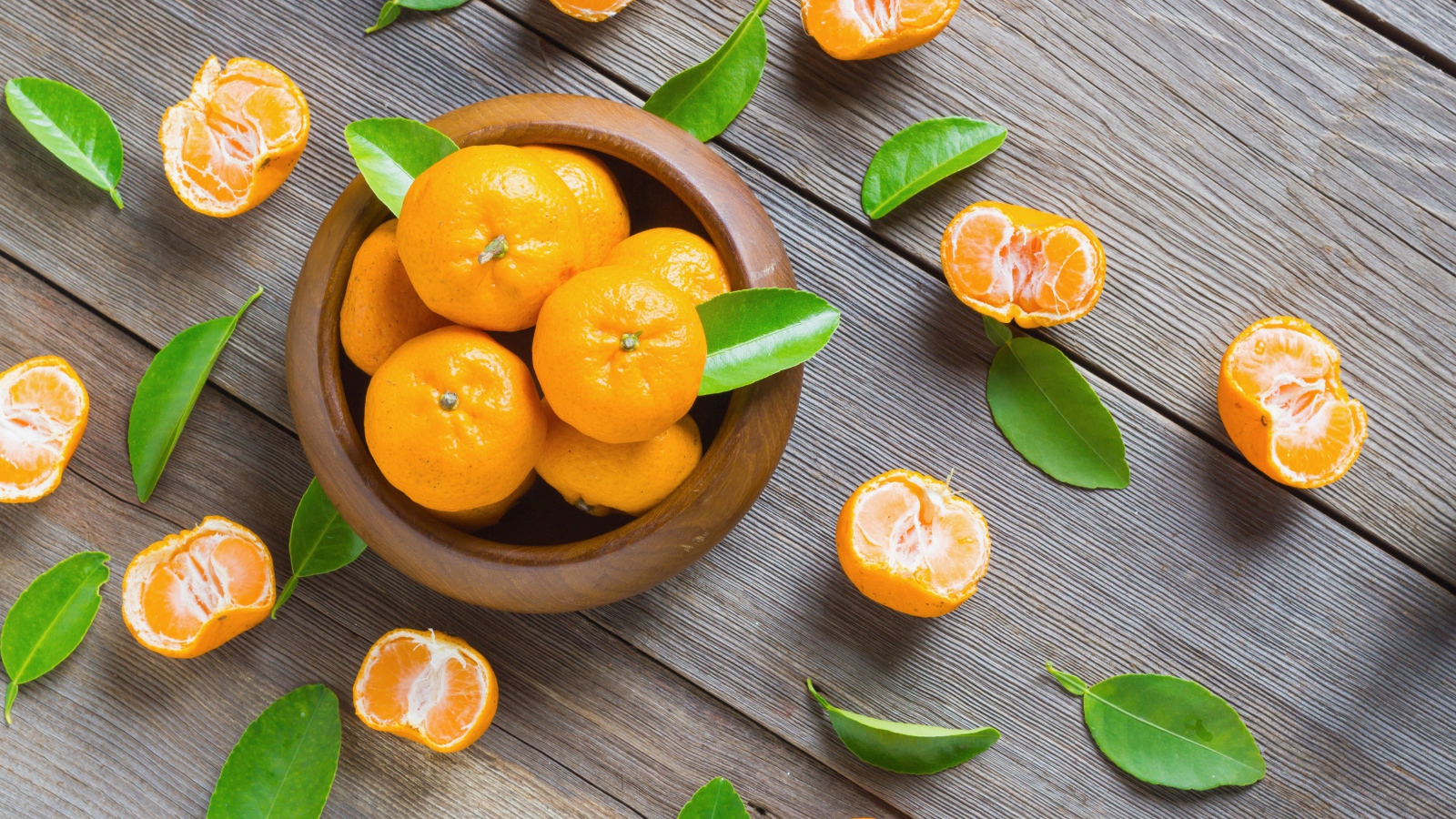 Спелые оранжевые мандарины на деревянном столе вид сверху