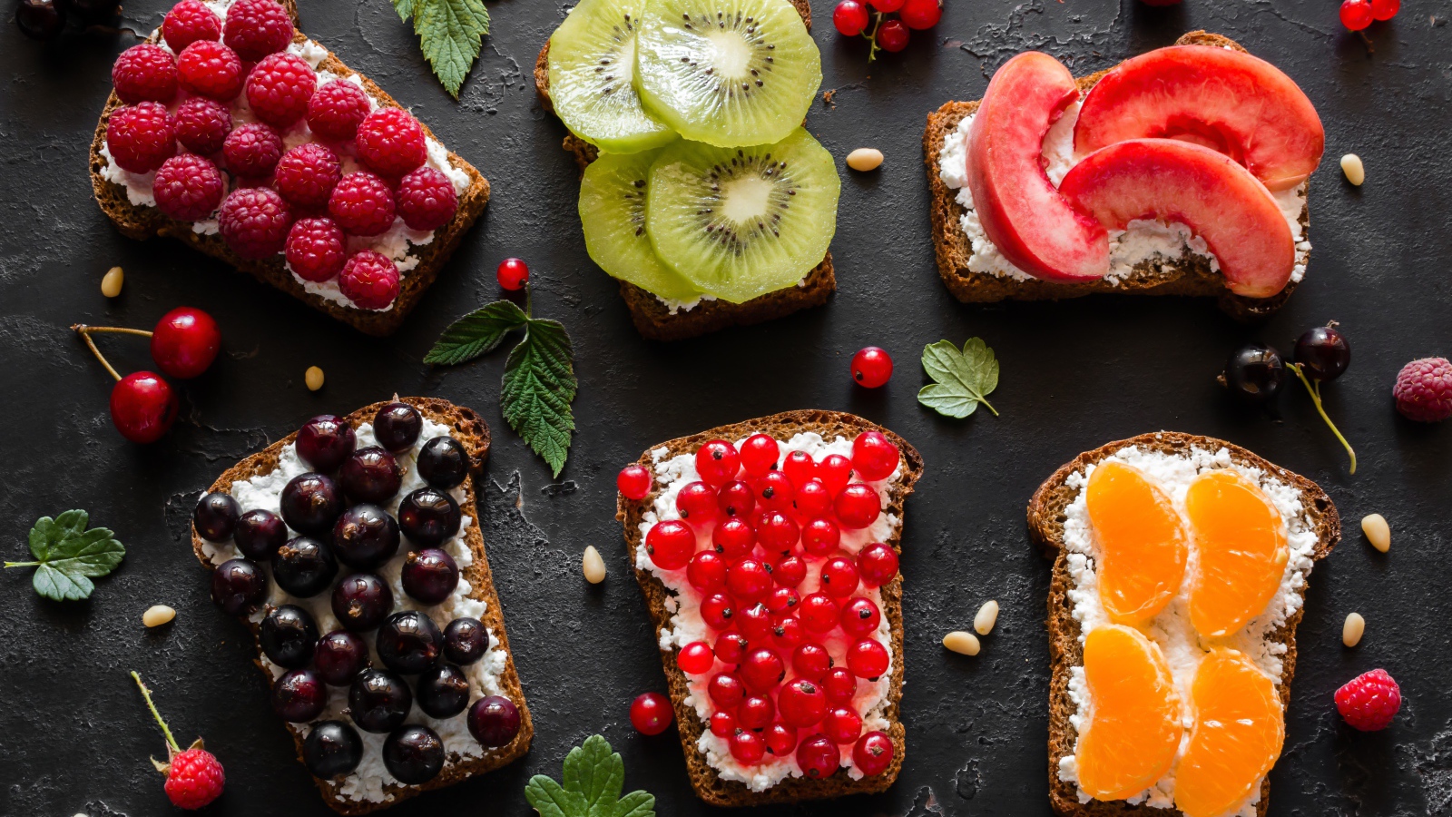 Бутерброды с творогом, ягодами и фруктами