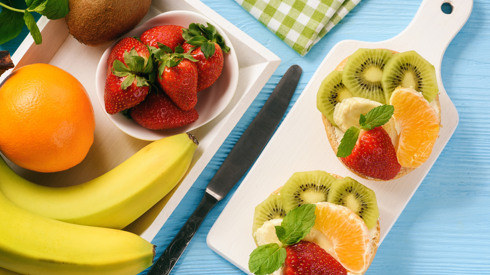 Бутерброды с фруктами на столе на завтрак