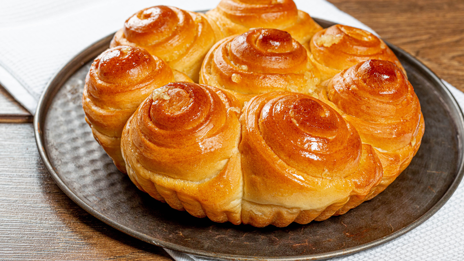 Аппетитные свежие булочки на столе