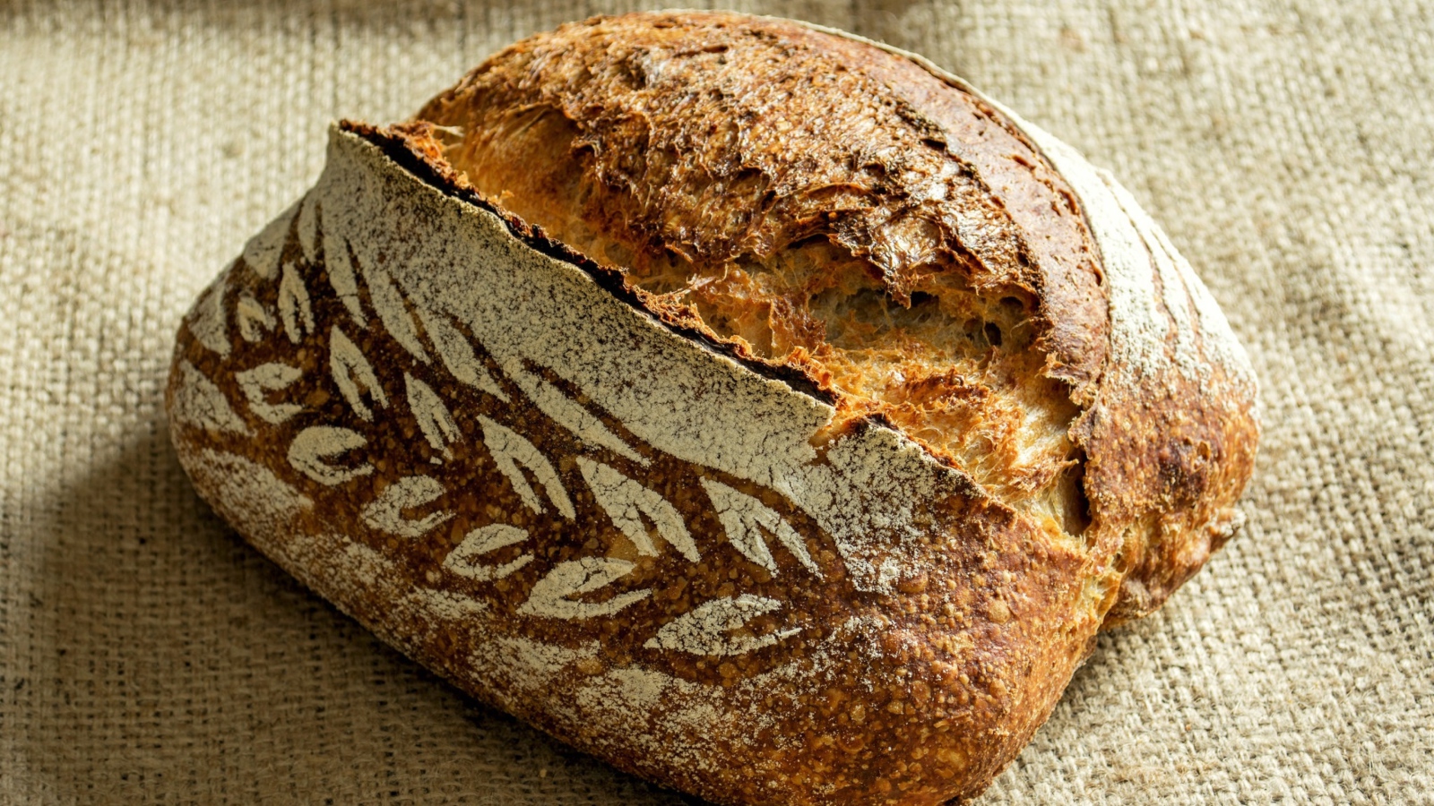 Свежий красивый хлеб с рисунком