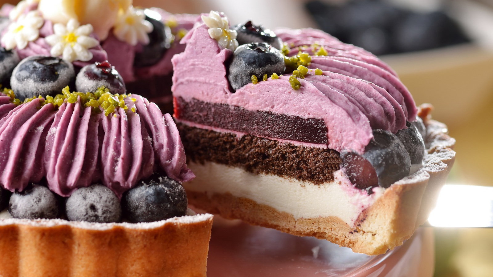 Кусок пирога с творогом, суфле и ягодами черники 