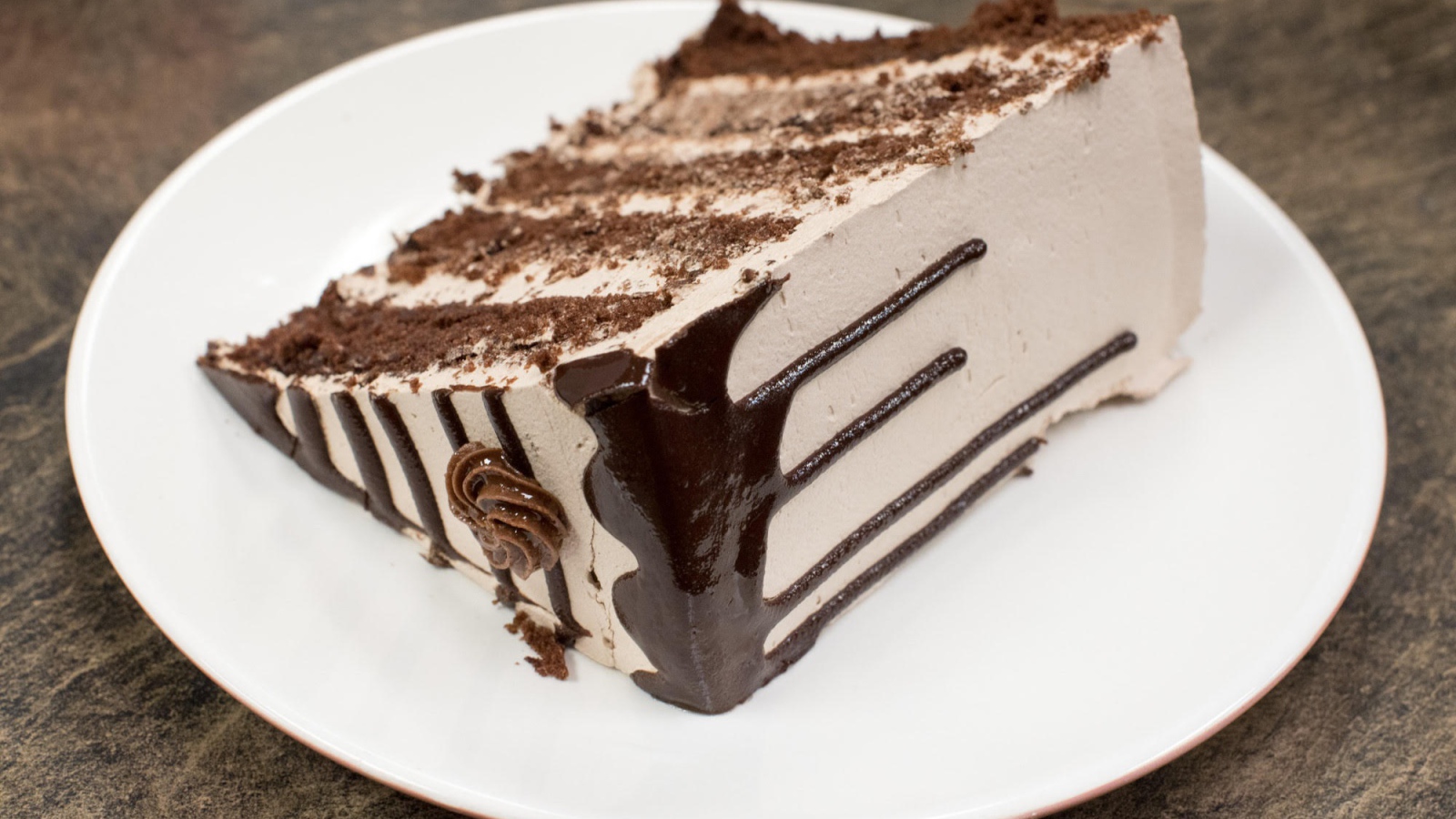 Кусок торта с кремом на белой тарелке