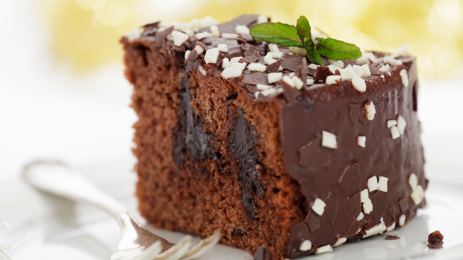 Кусок сладкого пирога с шоколадной глазурью 