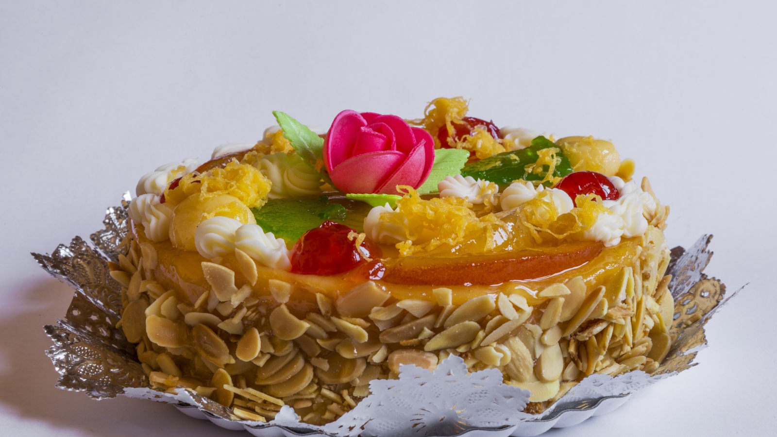 Аппетитный торт с орехами на сером фоне