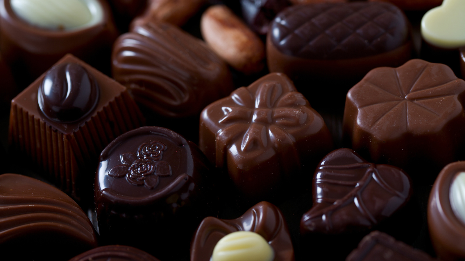 Красивые шоколадные конфеты ассорти крупным планом