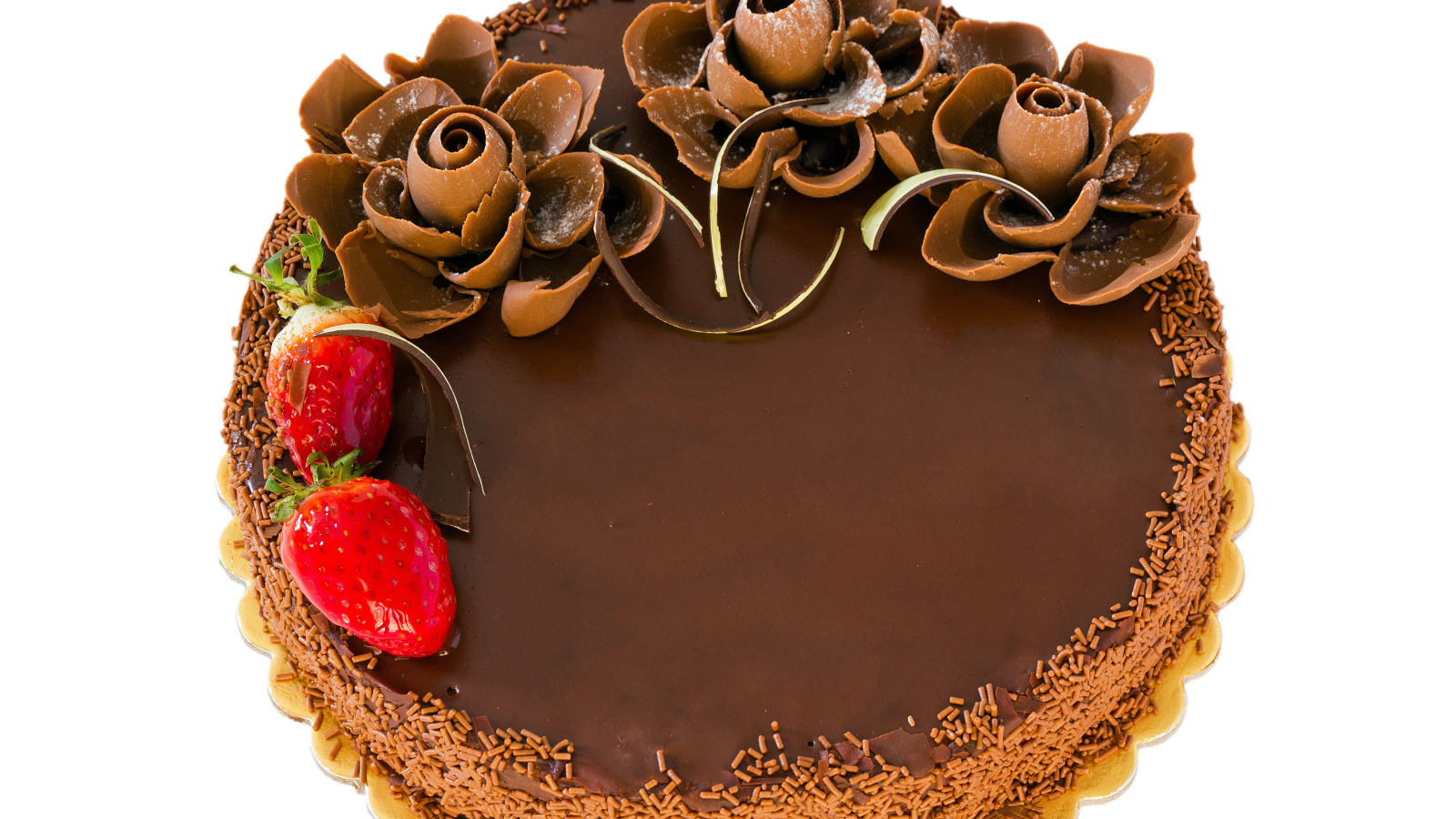 Красивый торт с шоколадными цветами на белом фоне