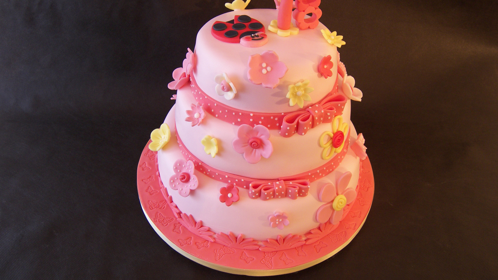 Красивый розовый торт с цветами 