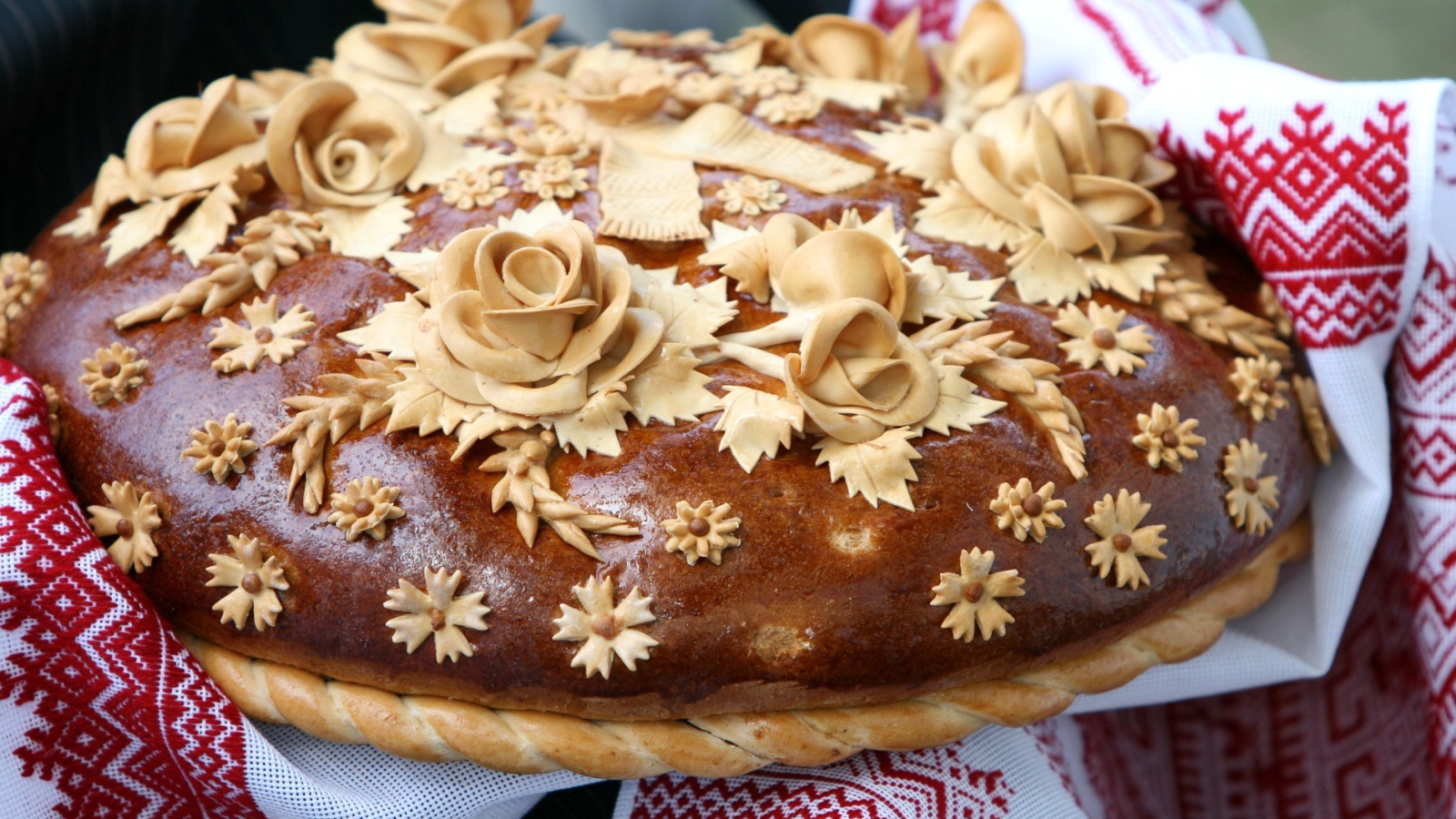 Красивый свадебный каравай на рушнике