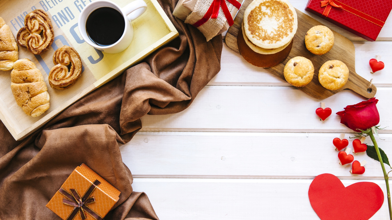 Завтрак с подарками, сердечками и розой для любимой 