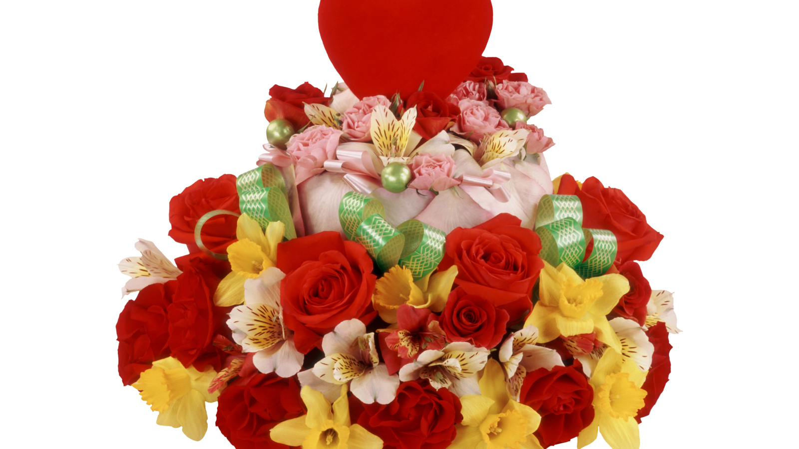 Торт с розами, нарциссами и цветами альстромерии на белом фоне с красным сердцем 