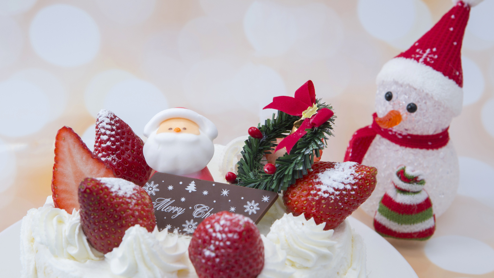 Торт с клубникой и декором на Рождество 