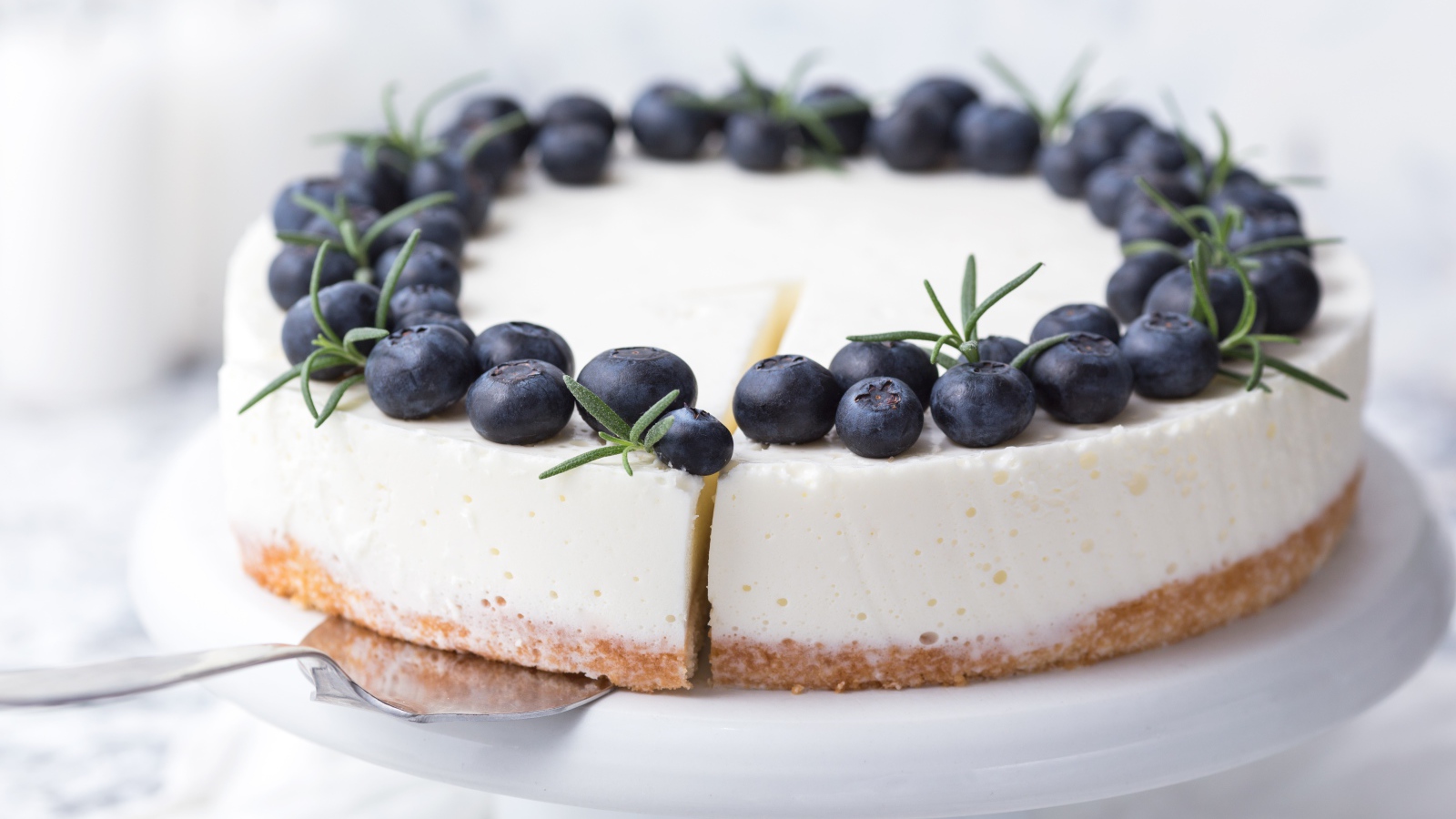 Чизкейк на блюде с ягодами черники 