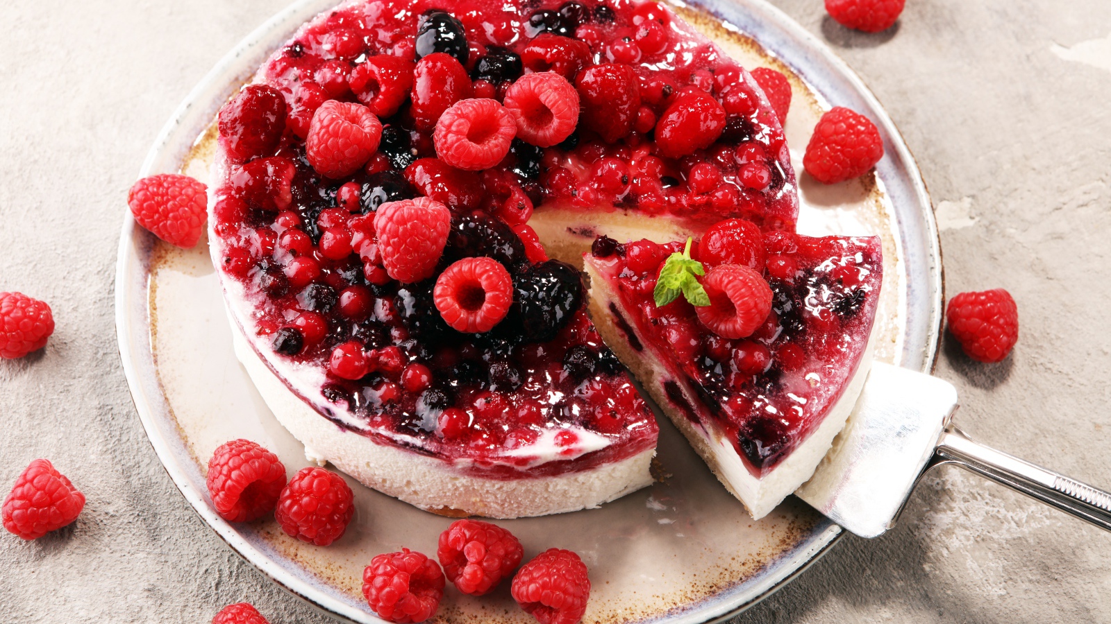 Чизкейк с джемом и ягодами малины, смородины и ежевики вид сверху