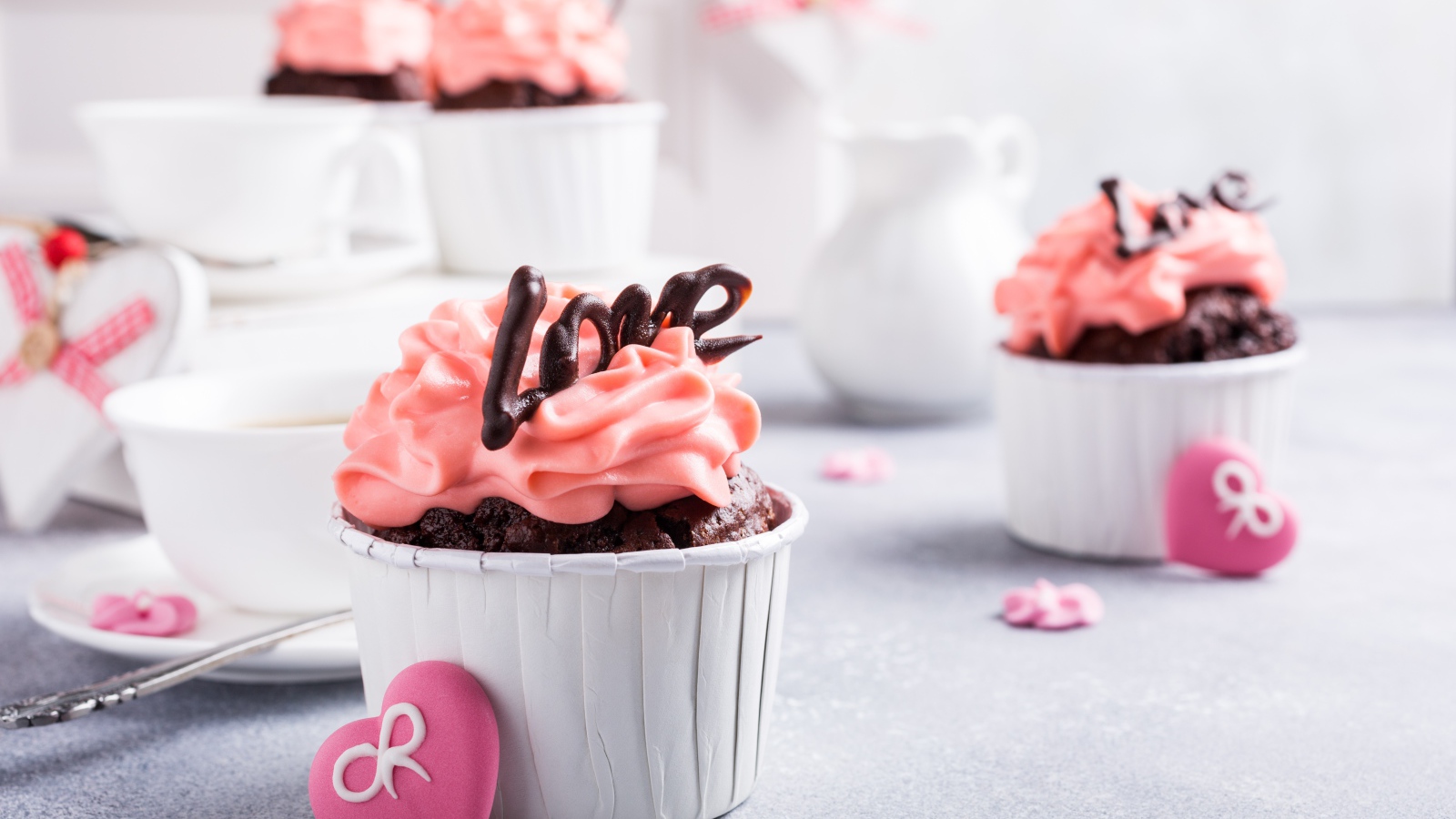 Шоколадные кексы с клубничным кремом 