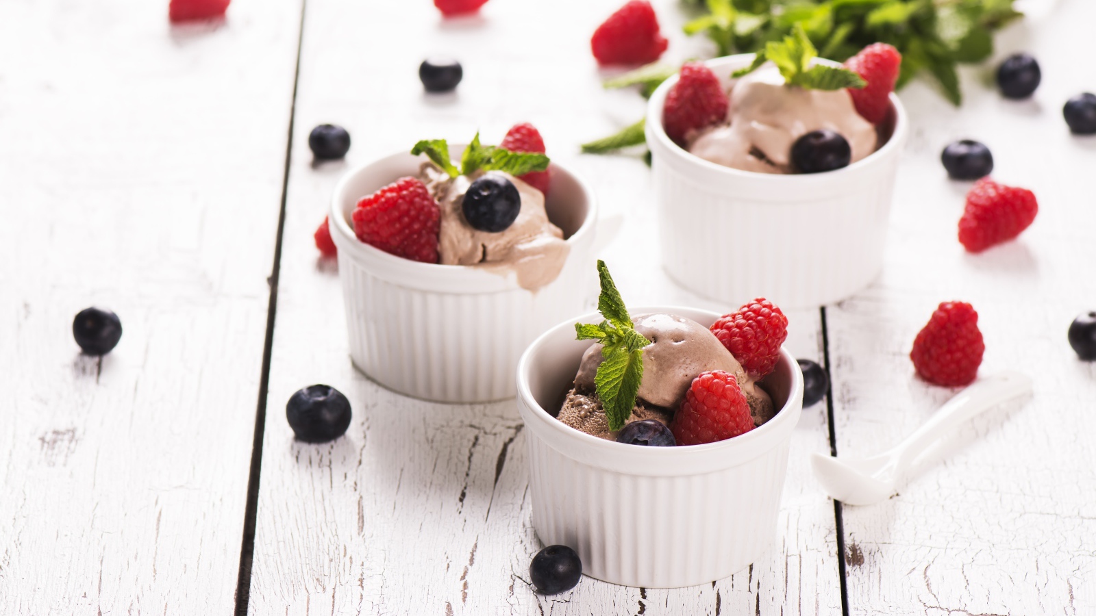 Шоколадное мороженое с ягодами черники и малины 