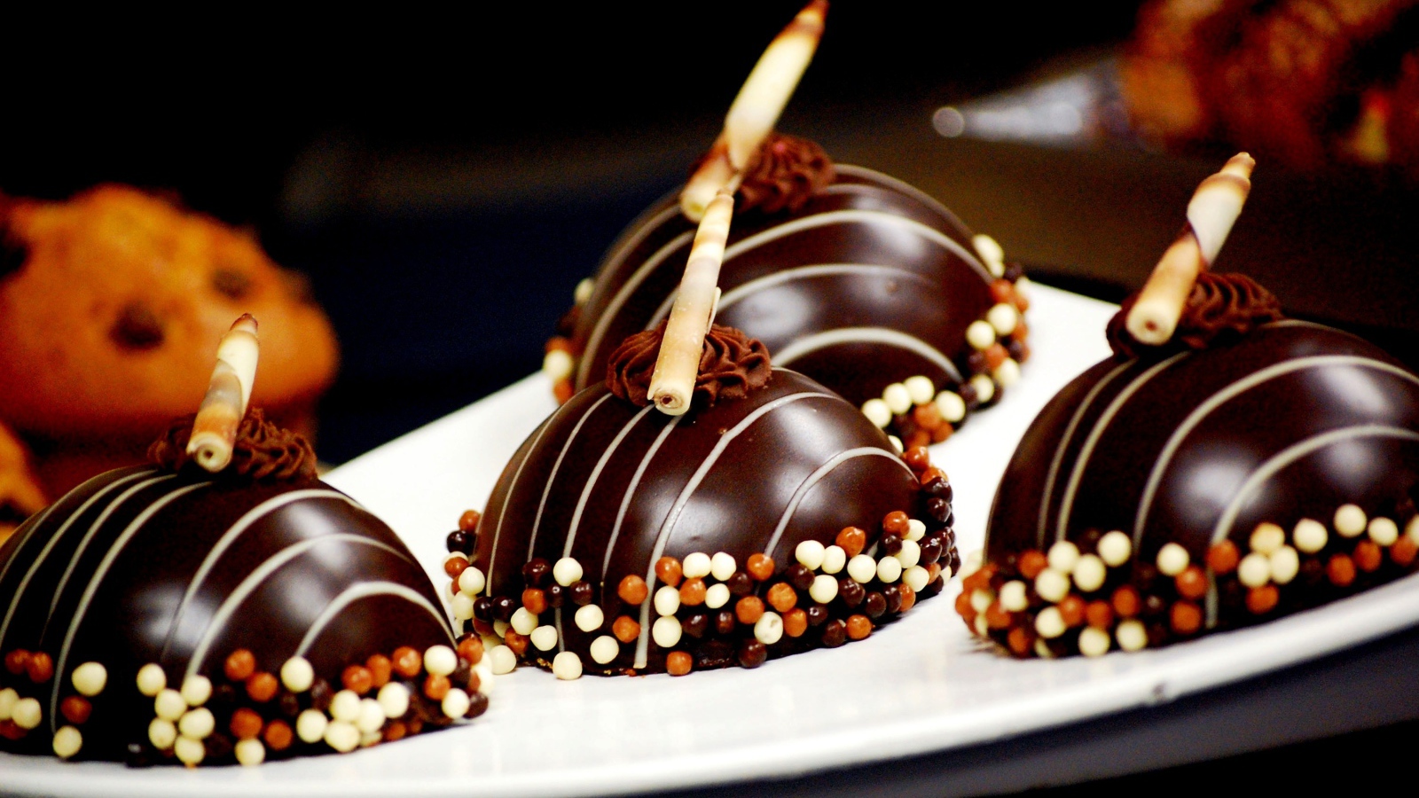 Шоколадные конфеты с воздушным рисом крупным планом