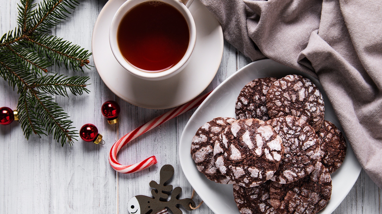 Рождественское печенье на столе с чаем