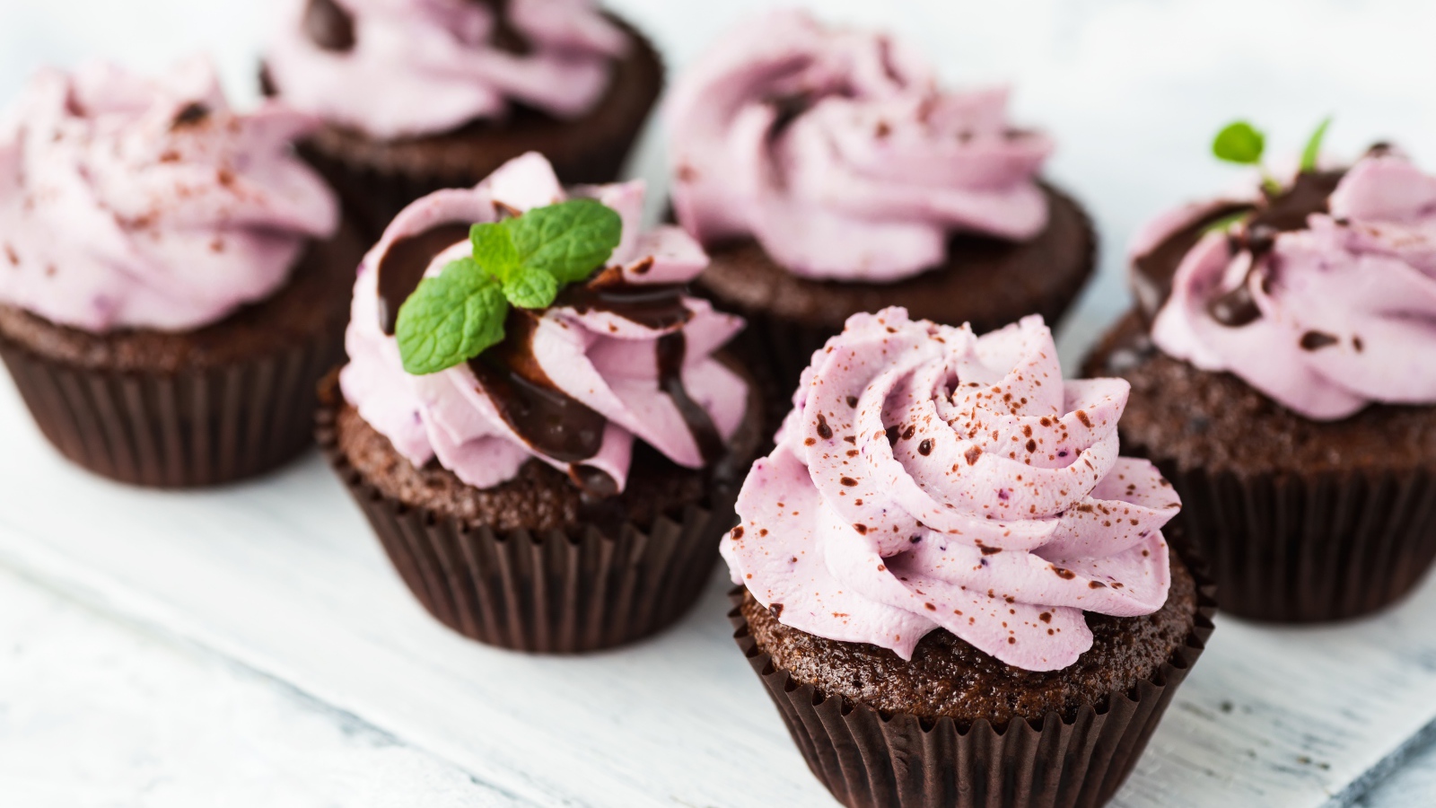 Вкусные шоколадные кексы с фруктовым кремом 