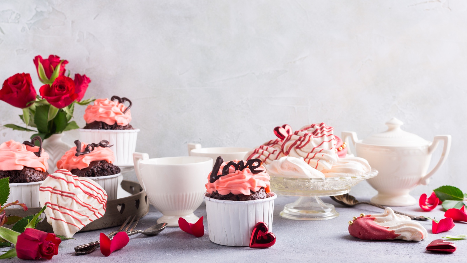 Аппетитные сладкие кексы на столе с розами