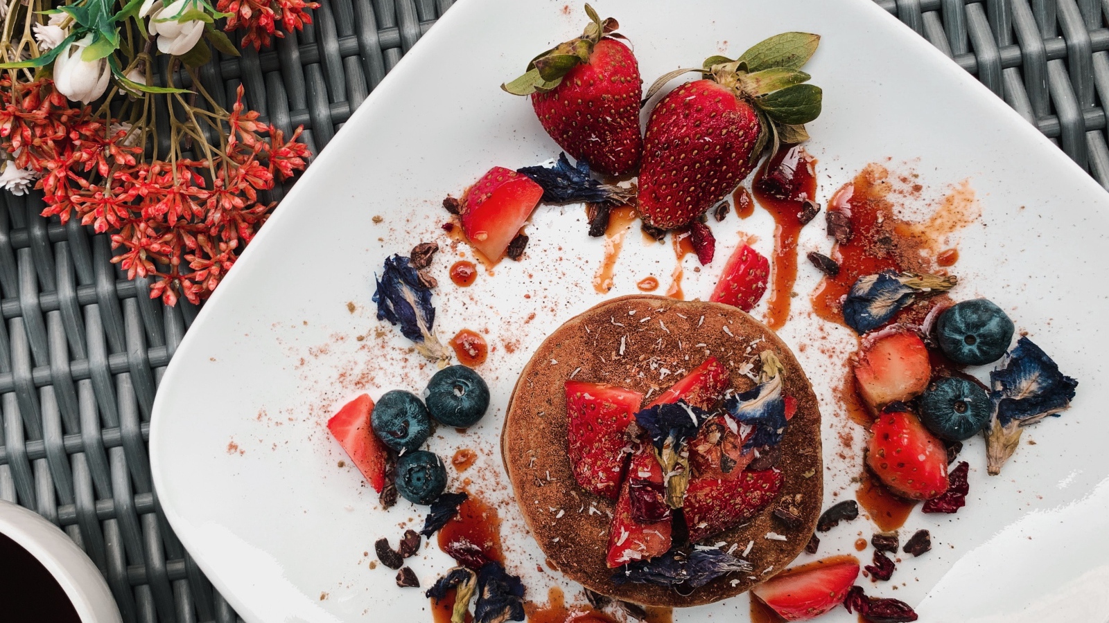 Десерт на белой тарелке с ягодами 