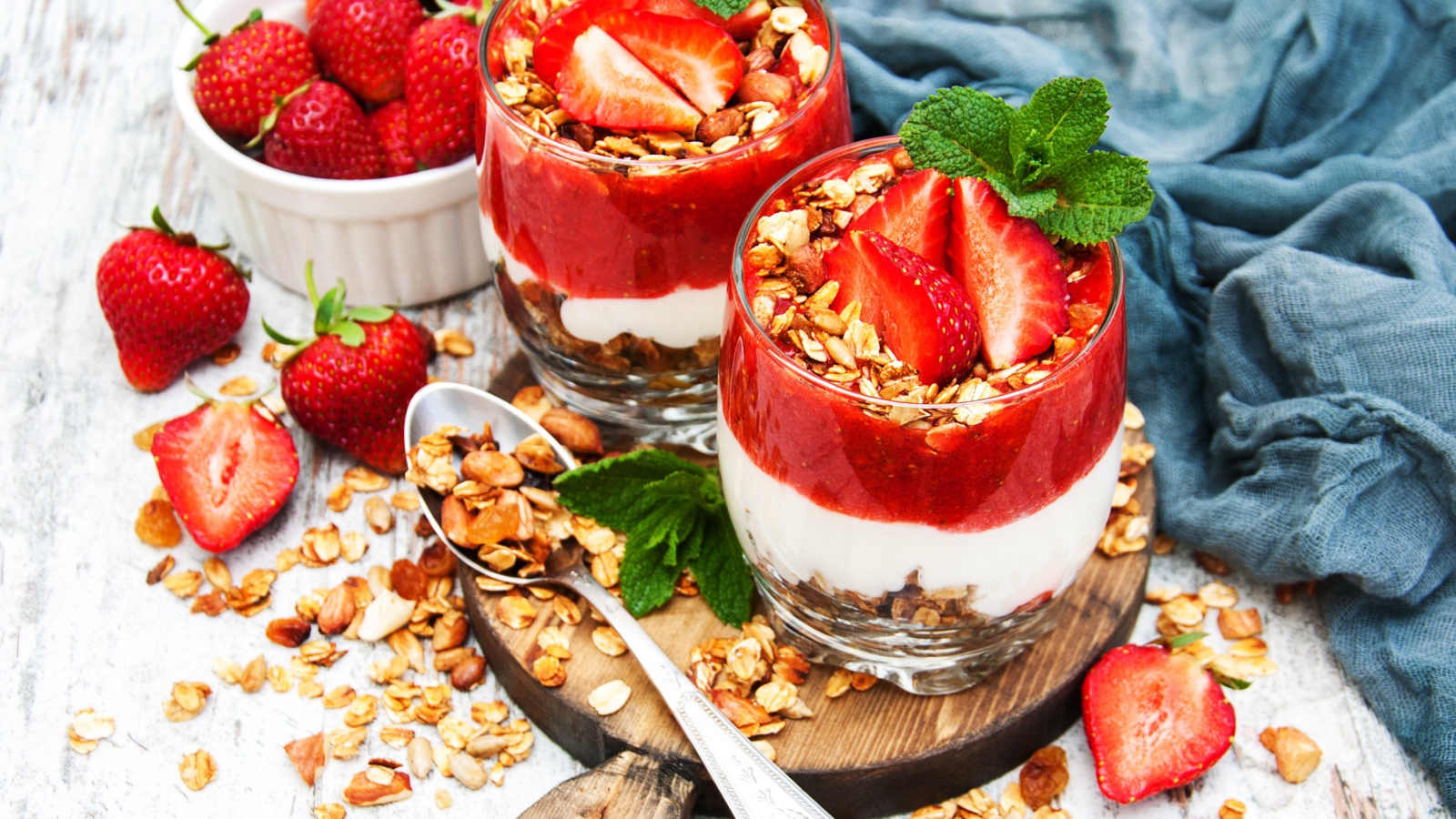 Десерт с овсяными хлопьями и клубникой на столе
