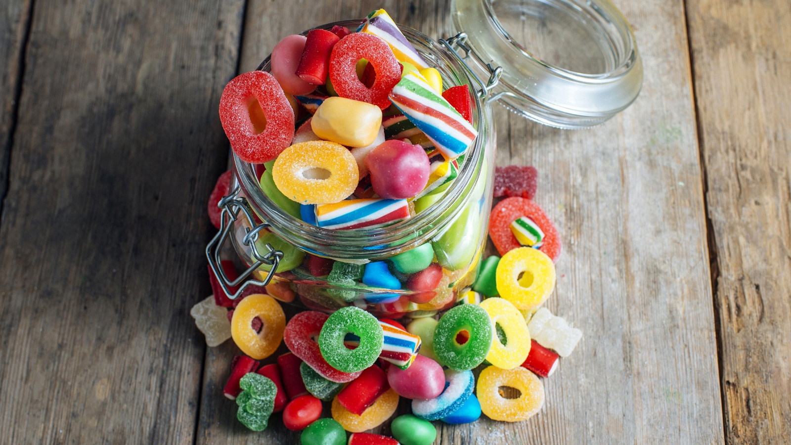 Стеклянная банка с разноцветными желейными конфетами