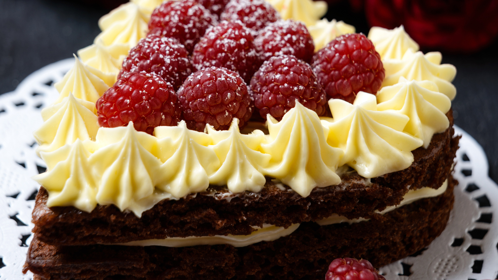 Торт в форме сердца с кремом и ягодами малины 