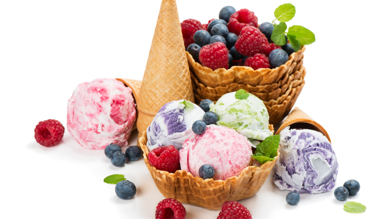 Шарики мороженого на белом фоне с вафлями и ягодами 
