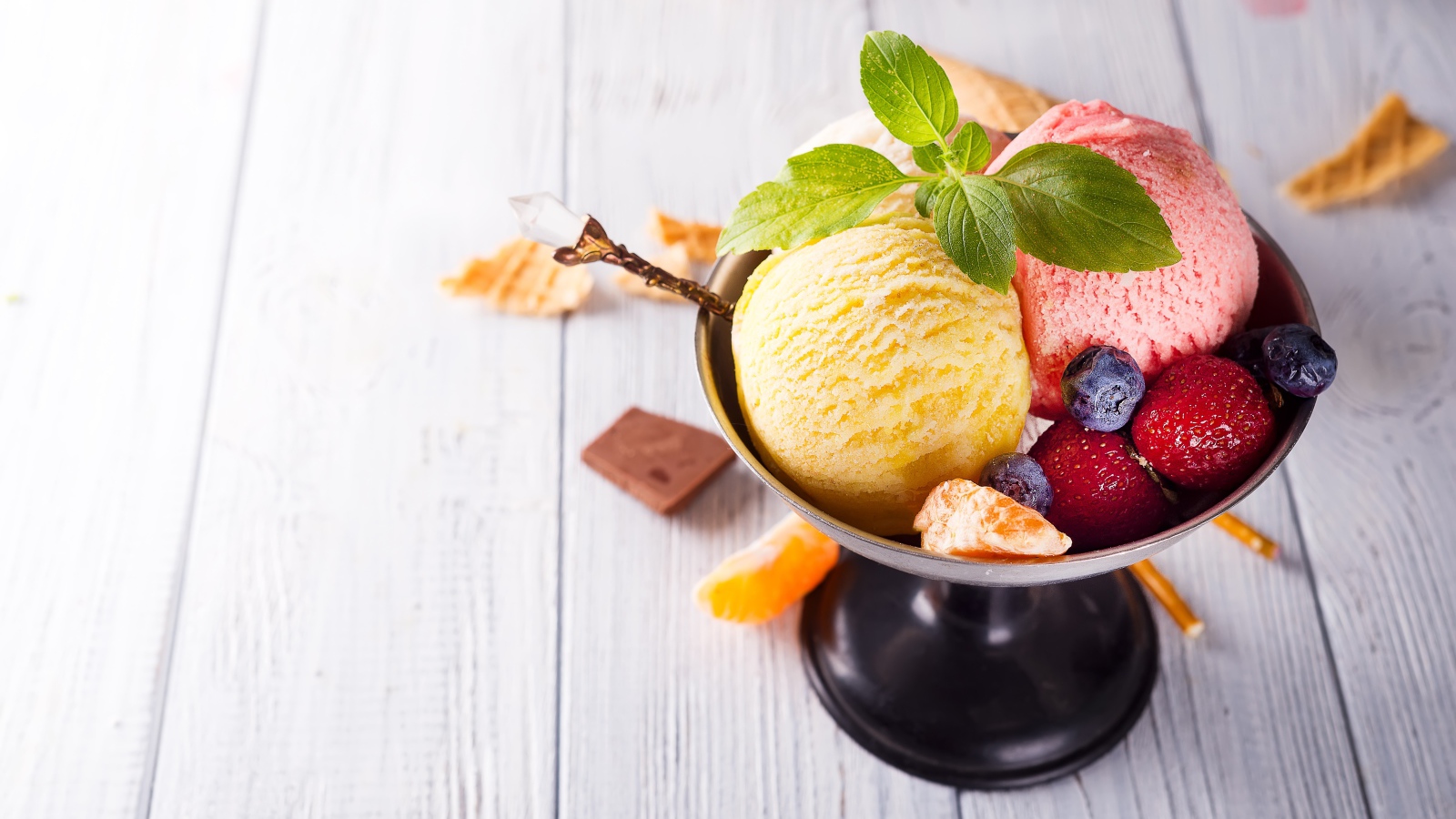 Шарики фруктового мороженого в креманке с ягода