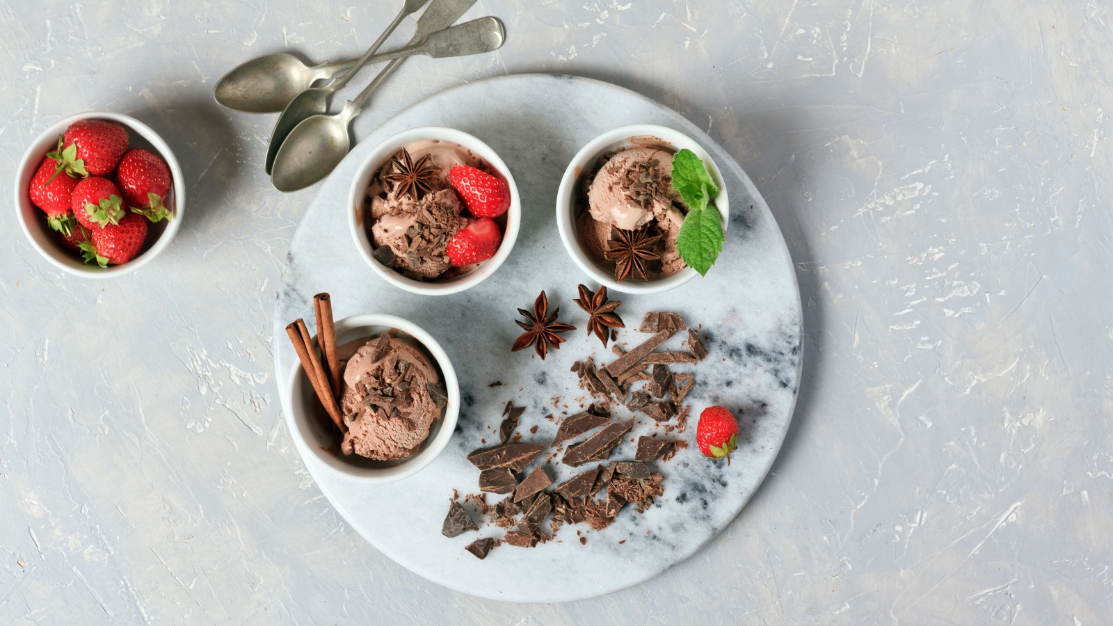 Мороженое с шоколадом, корицей, бадьяном и ягодами клубники