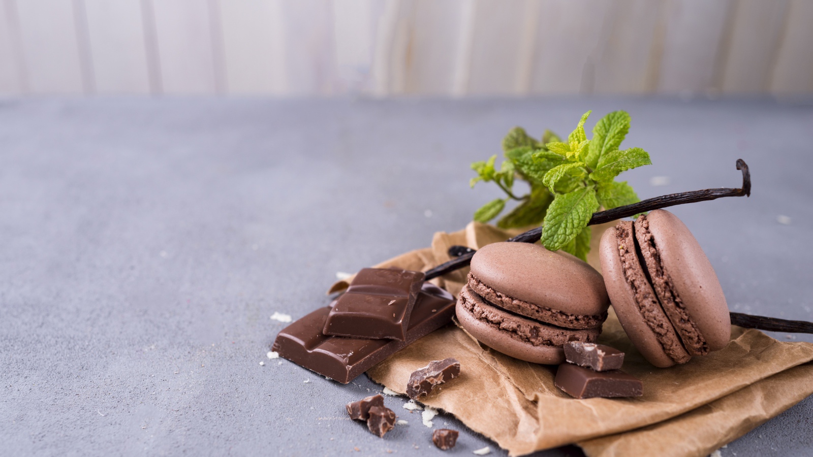 Десерт макарун на столе с шоколадом и ванилью