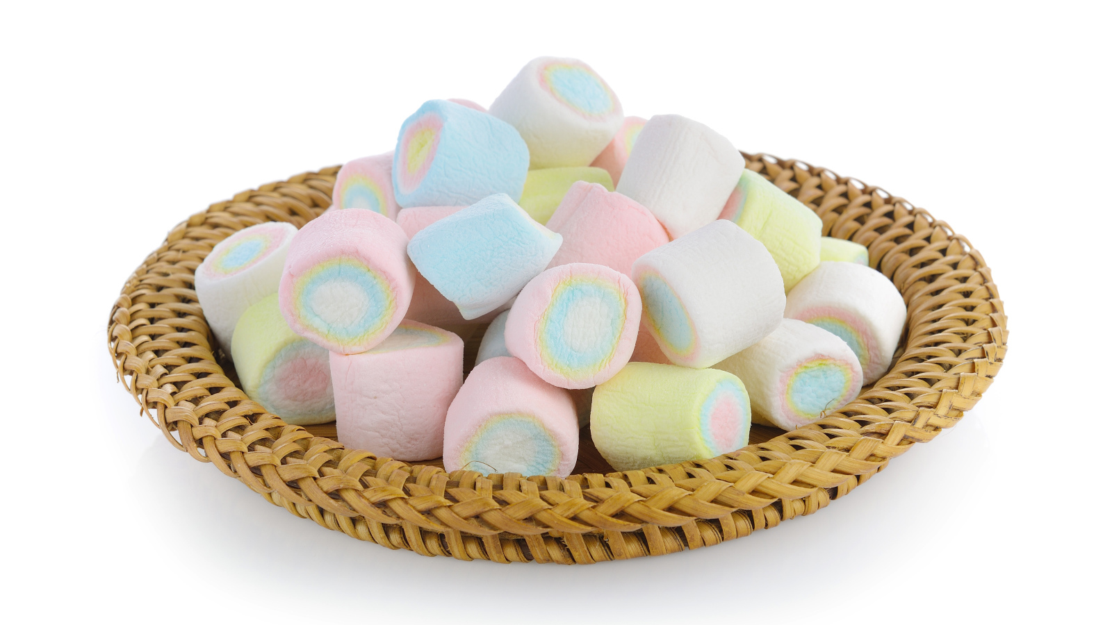 Маршмеллоу в корзинке на белом фоне