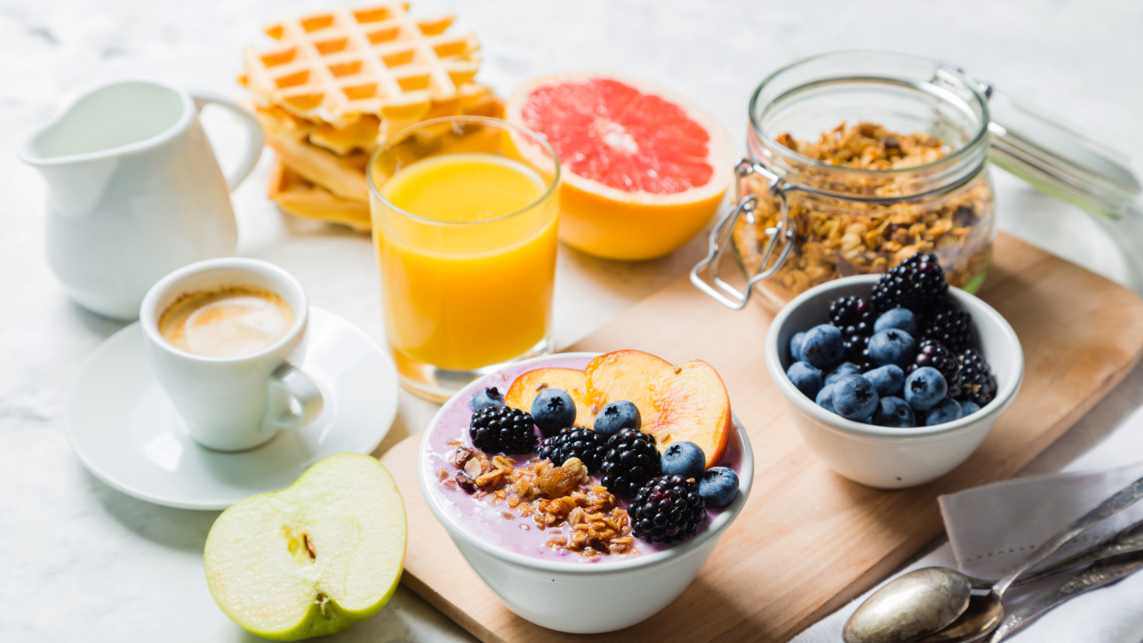 Мюсли с ягодами на столе с соком и кофе