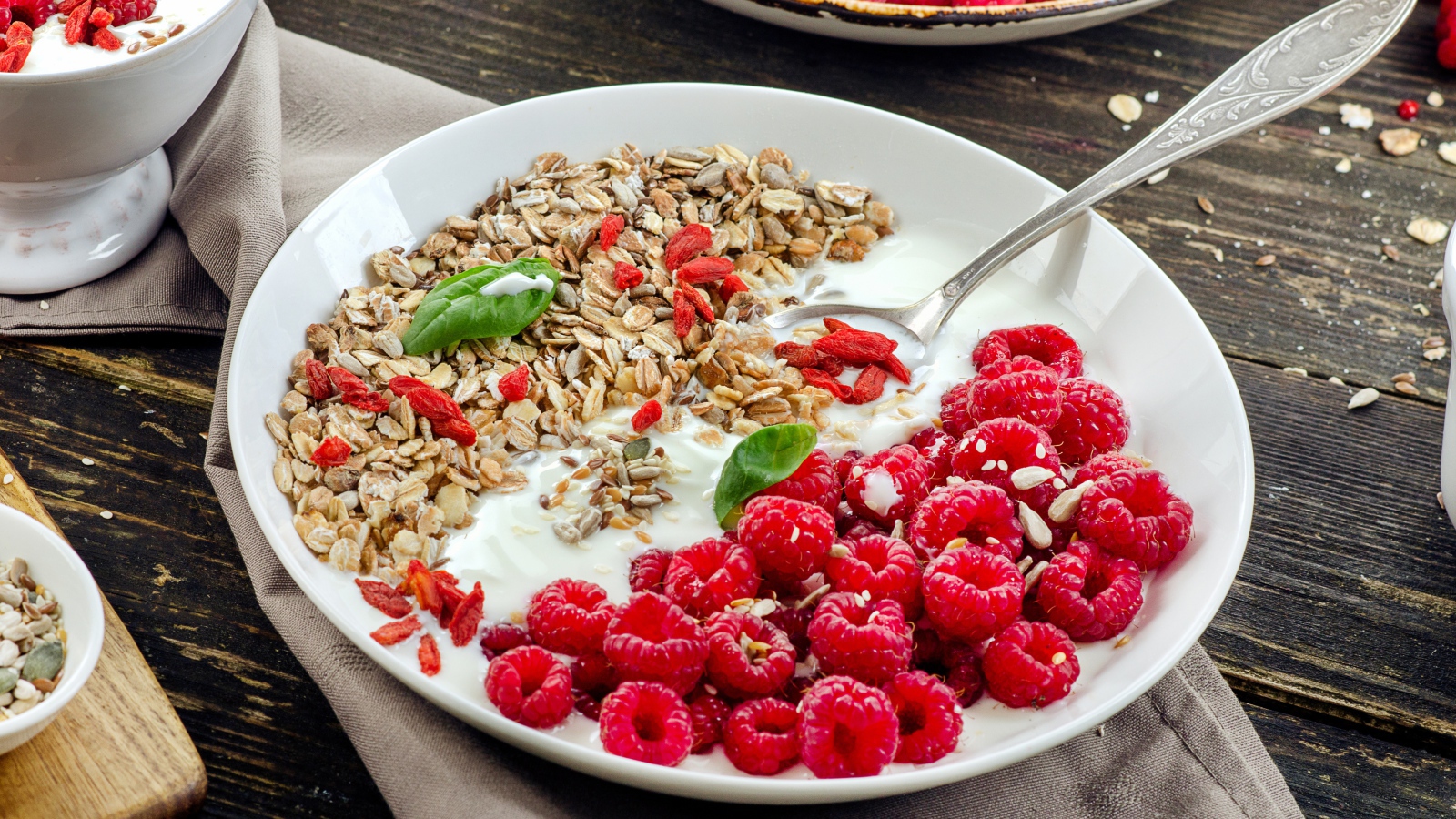 Мюсли йогуртом и свежими ягодами малины на завтрак