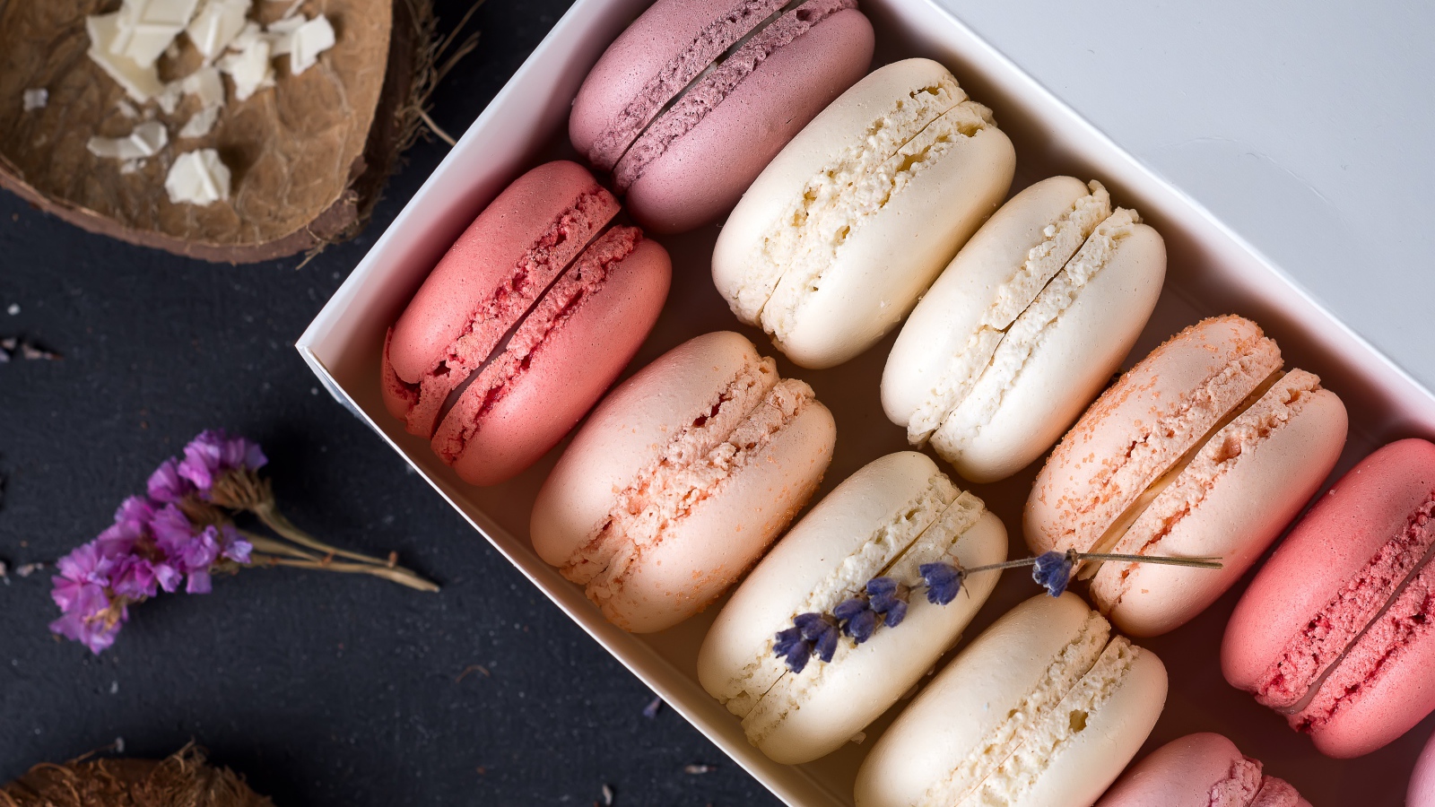 Разноцветный десерт макарон в коробке на столе