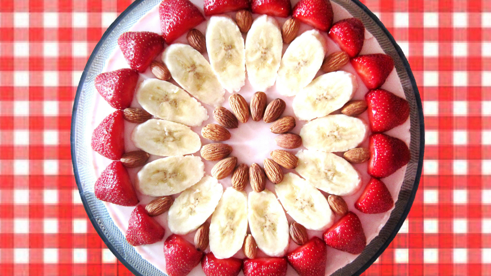 Пирог с бананами, клубникой и миндальными орехами