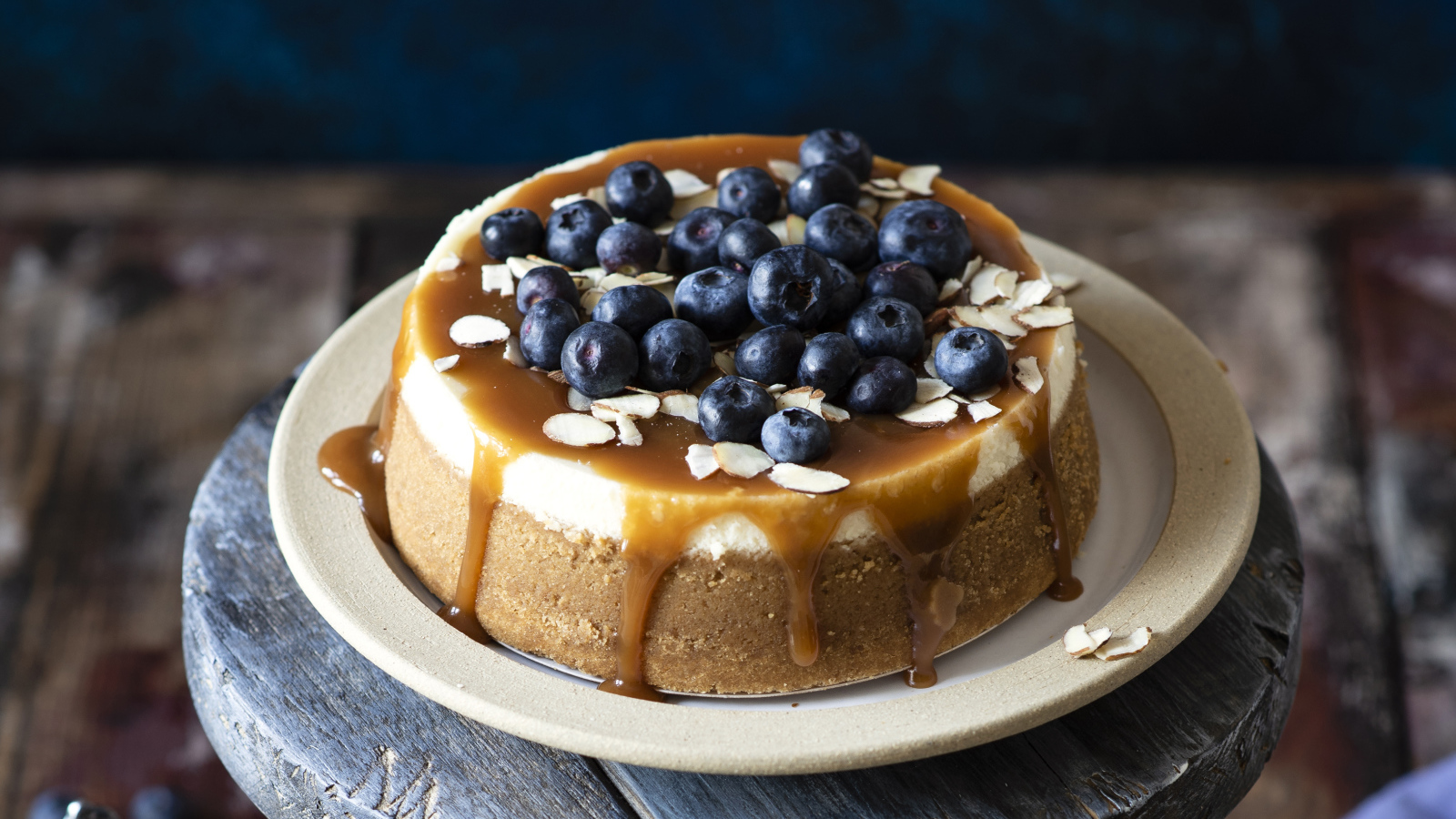 Пирог с карамелью и ягодами черники