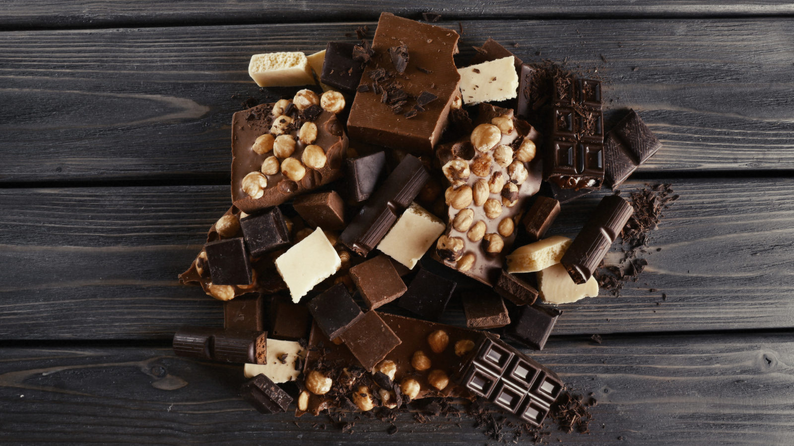 Куски шоколада на столе