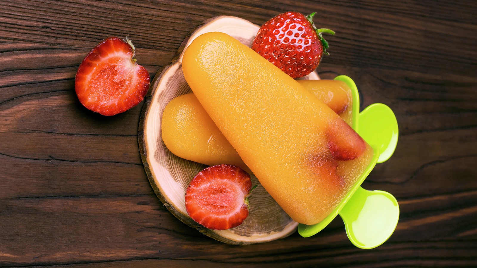 Фруктовое мороженое на столе с клубникой