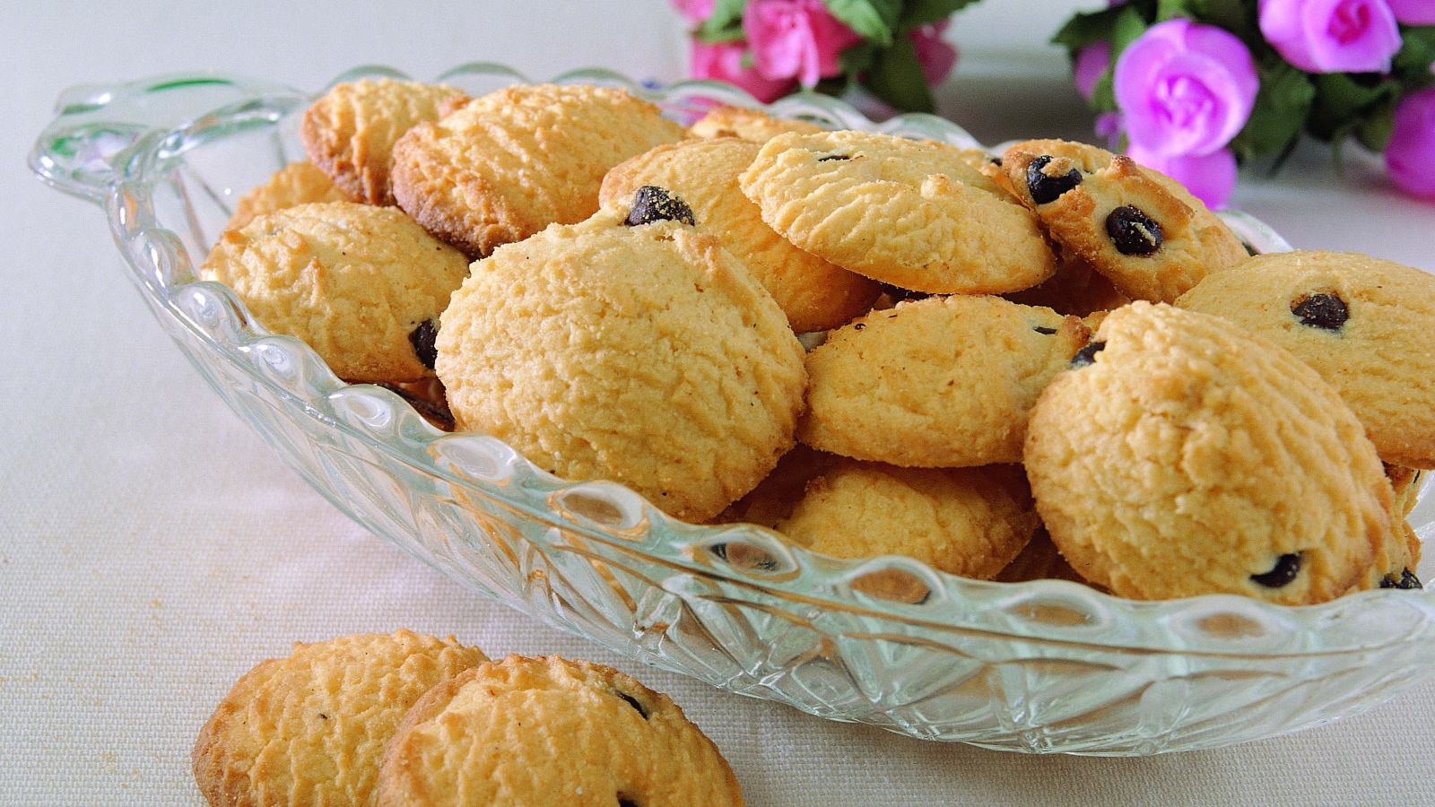Песочное печенье с изюмом на хрустальной вазе 